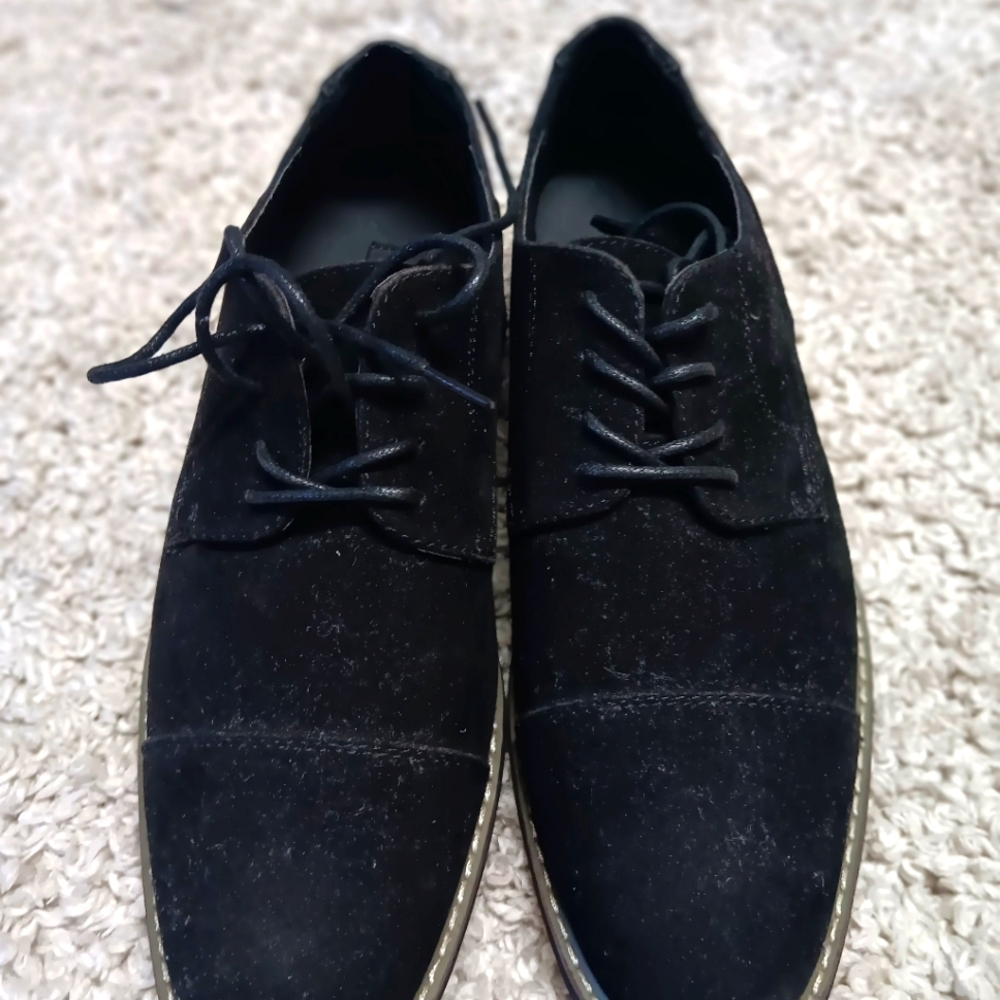 Black Oxford Derby Shoes with Lace-up Design
